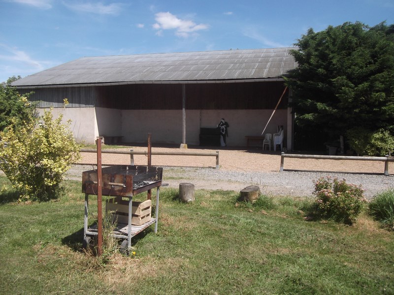 juillet2016  vue du préau et barbecue